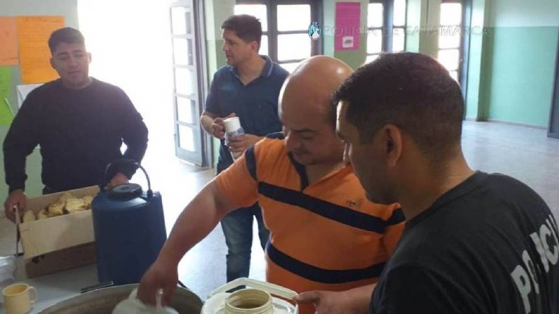 Efectivos de la Comisaría Séptima brindaron un desayuno a niños