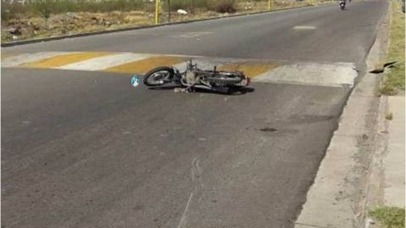 Perdió el control de la moto y cayó al suelo