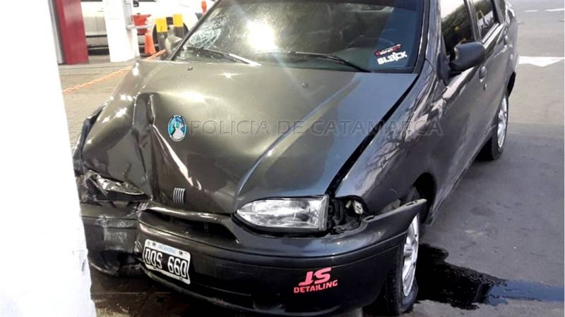 Chocó contra los baños de una estación de servicio