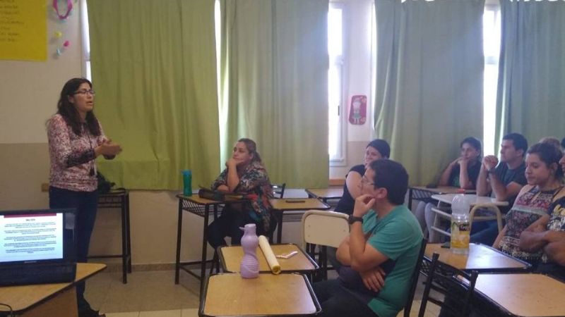 Policías brindaron una charla en una escuela para erradicar la violencia