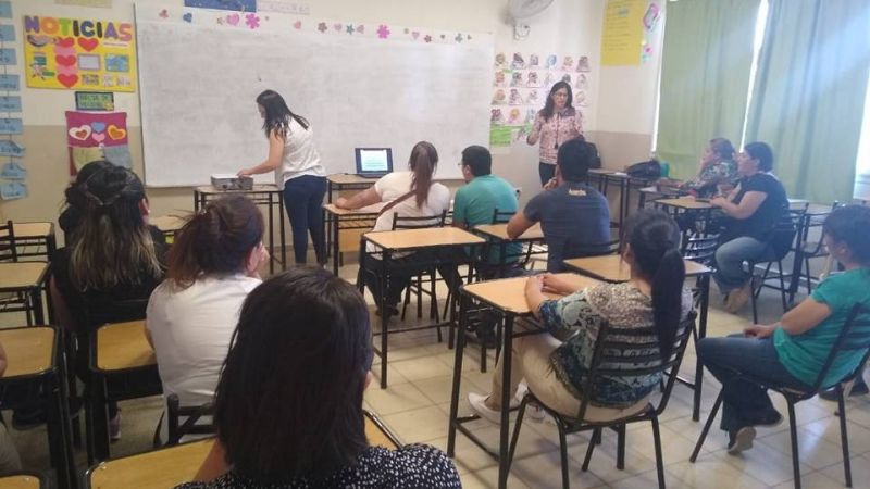 Policías brindaron una charla en una escuela para erradicar la violencia