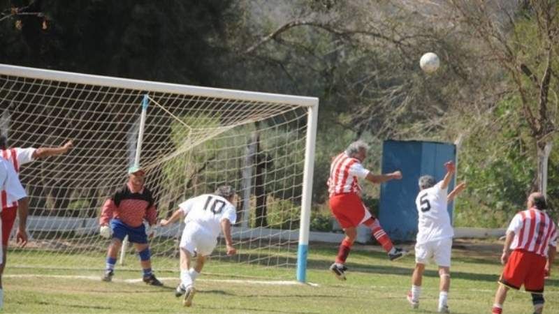 Asisten a un hombre que se descompensó por el calor