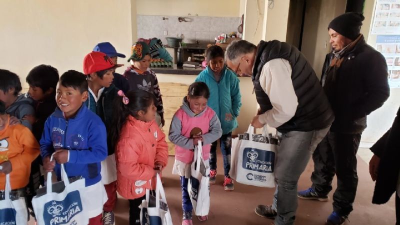 Alumnos del interior de Belén recibieron sus kits escolares
