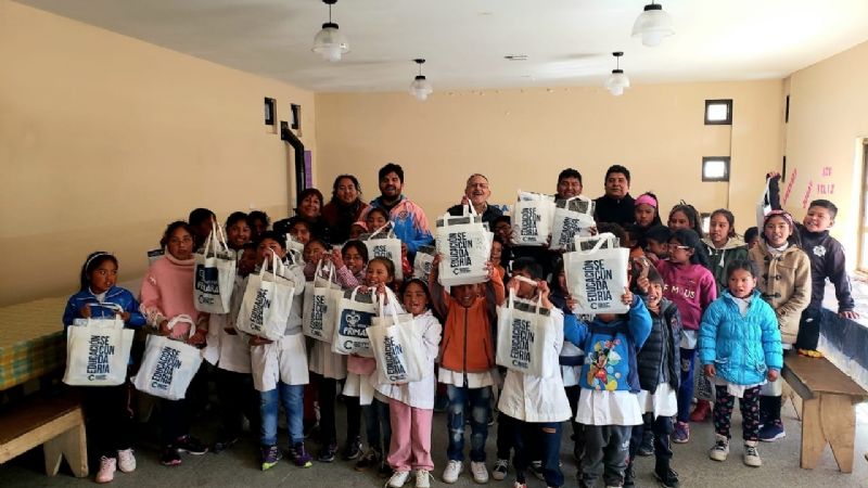 Alumnos del interior de Belén recibieron sus kits escolares