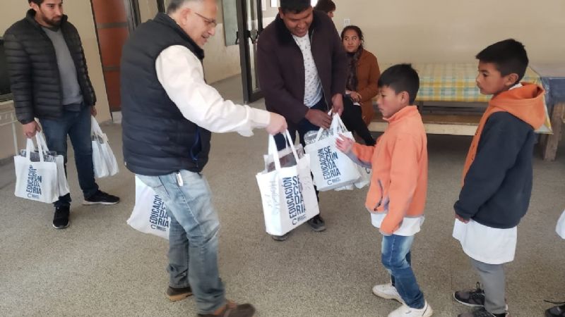 Alumnos del interior de Belén recibieron sus kits escolares