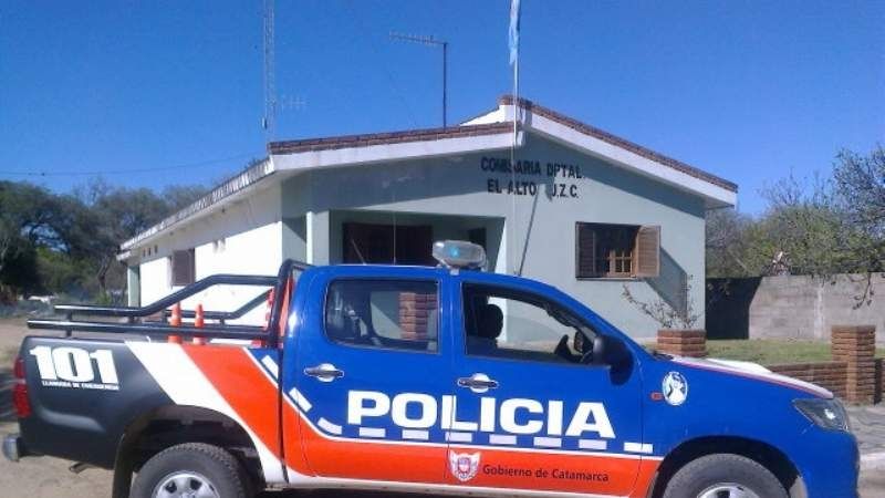 Dos jóvenes golpearon a otro y le apedrearon la casa