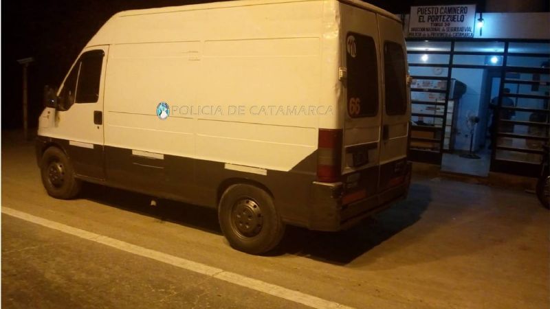 Secuestran un motor y seis cilindros que eran trasladados en una combi