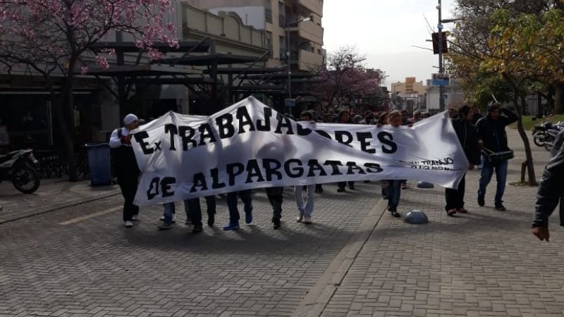 Ex empleados de Alpargatas siguen sin respuestas