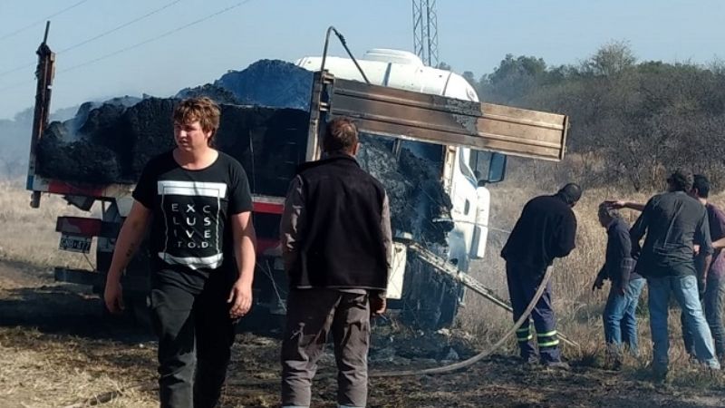 Se incendió la carga de un camión