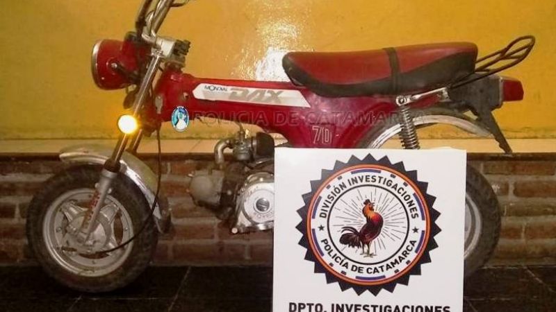 Sorprenden a dos sujetos empujando una moto