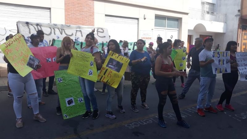 Familiares del joven Arias marchan pidiendo justicia