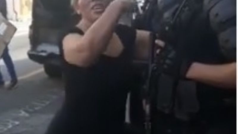 La madre del joven Arias le reclamó a policías