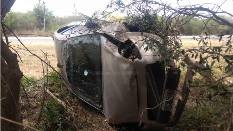 Chocó contra un alambrado y volcó en la ruta 21