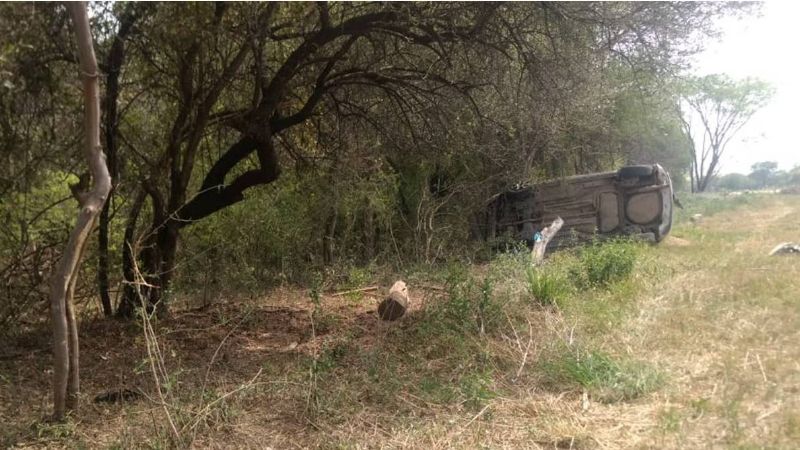 Chocó contra un alambrado y volcó en la ruta 21