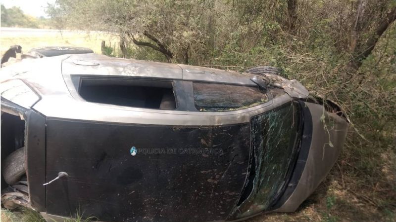 Chocó contra un alambrado y volcó en la ruta 21