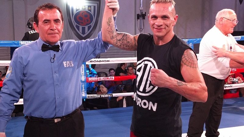 Arce y Perrín igualaron; dura caída por KO del "Martillo" Ramírez