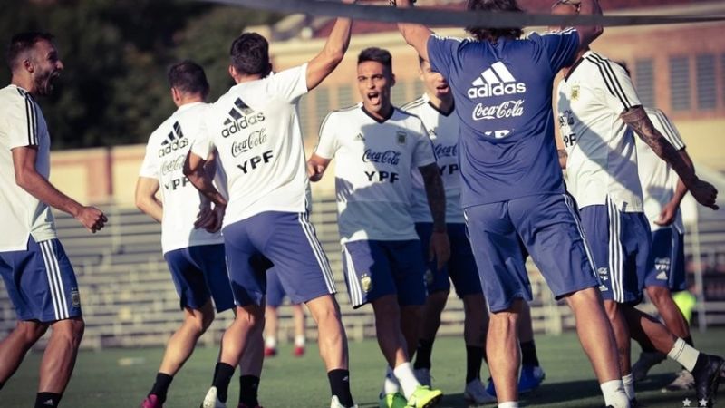 Scaloni probó dos equipos para jugar ante Chile y México