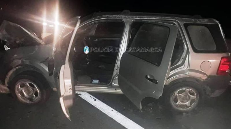 Chocó con un animal, impactó contra una camioneta y volcó