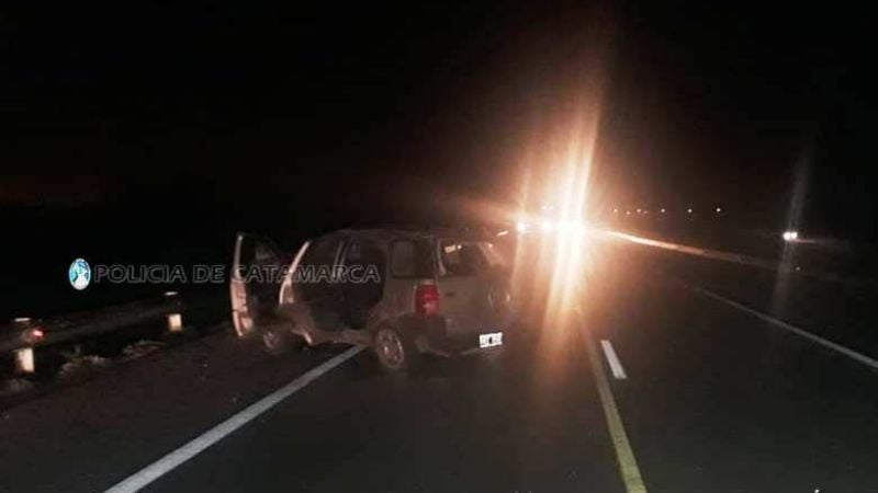 Chocó con un animal, impactó contra una camioneta y volcó