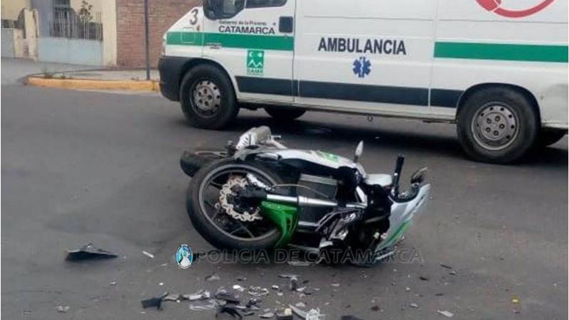 Motociclista chocó contra un auto y terminó herido