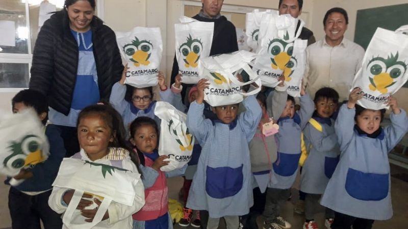 Kits escolares y guardapolvos en escuelas de Antofagasta de la Sierra