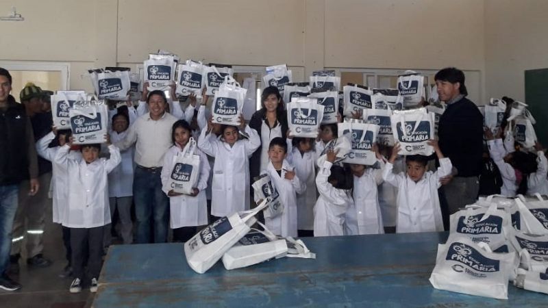 Kits escolares y guardapolvos en escuelas de Antofagasta de la Sierra