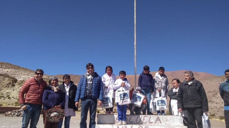 Kits escolares y guardapolvos en escuelas de Antofagasta de la Sierra