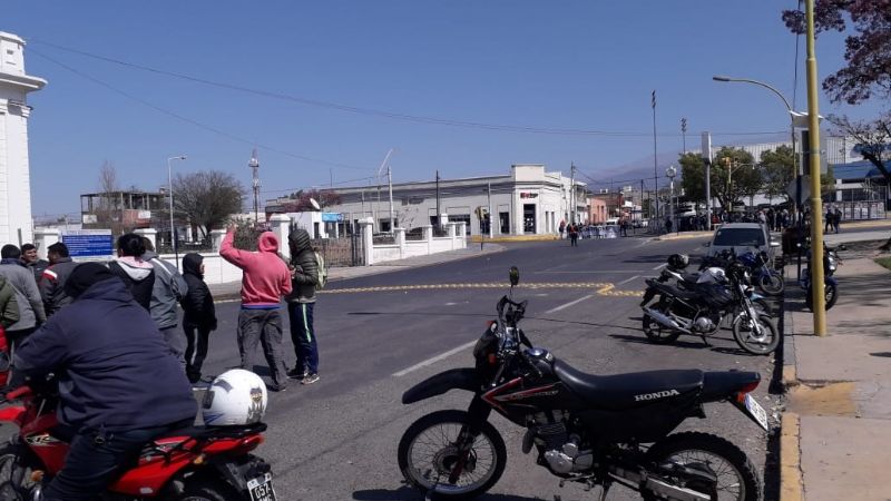 Sin acuerdo, se manifiestan despedidos de Alpargatas