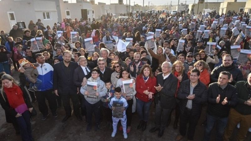 Entregan 100 viviendas en Valle Chico