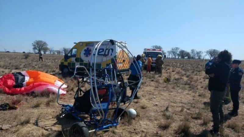 Dos heridos graves tras caer un parapente con motor