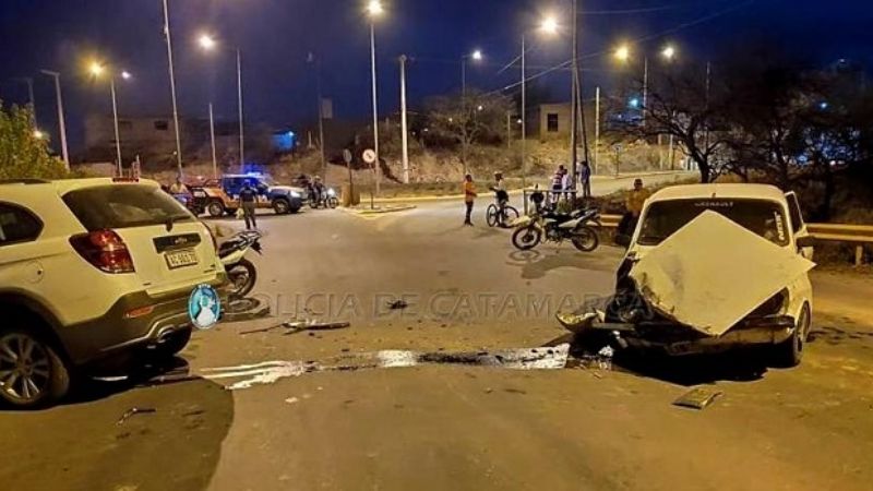 Quedaron atrapados en el auto tras un violento choque