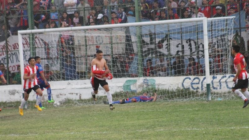 Villa Cubas goleó a San Lorenzo y “manda” en la Capital