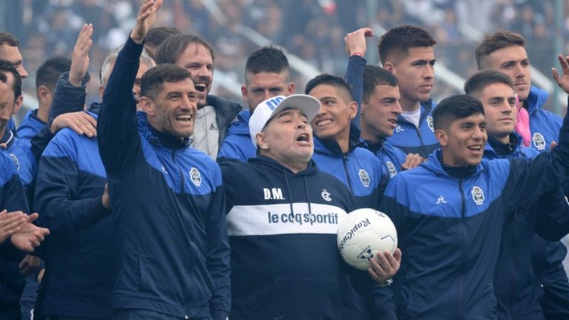 Con una fiesta increíble Maradona fue presentado en Gimnasia