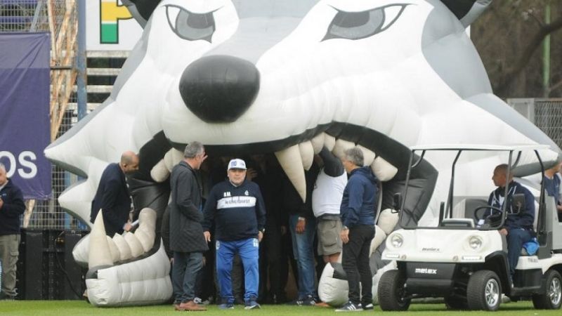 Con una fiesta increíble Maradona fue presentado en Gimnasia