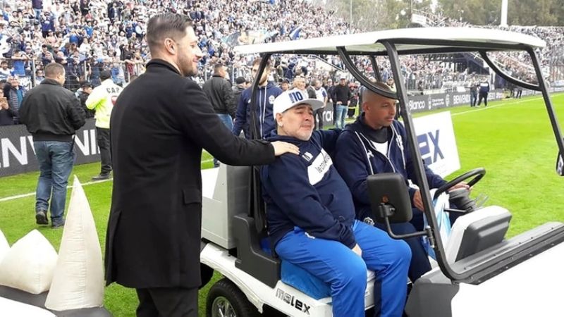 Con una fiesta increíble Maradona fue presentado en Gimnasia