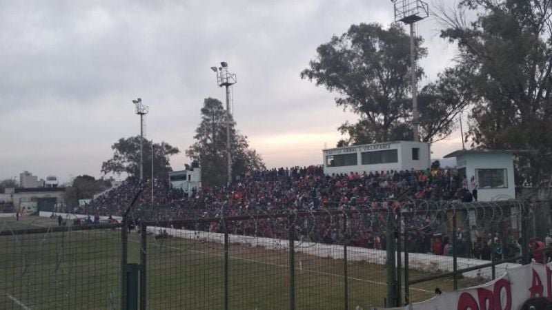 Villa Cubas goleó a San Lorenzo y “manda” en la Capital
