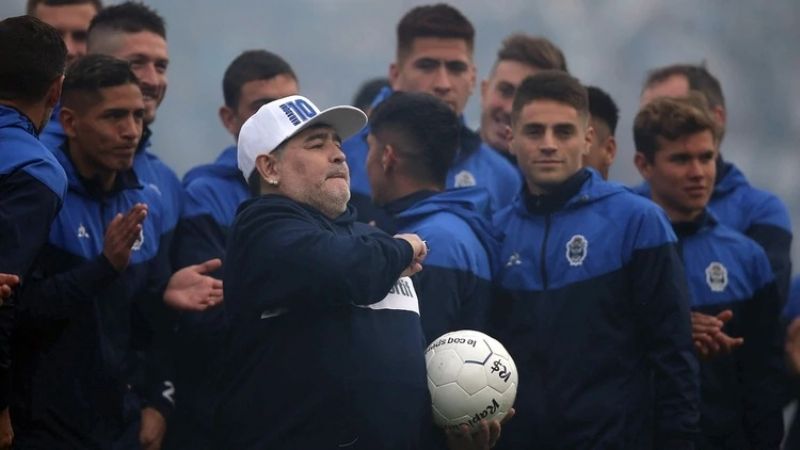 Con una fiesta increíble Maradona fue presentado en Gimnasia