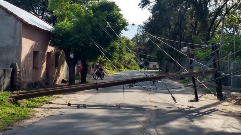 Camión derribó un poste de luz en Polcos