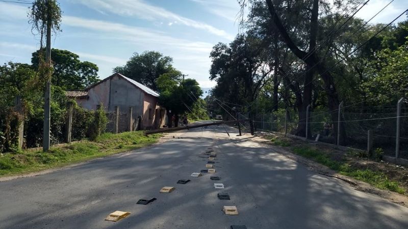 Camión derribó un poste de luz en Polcos