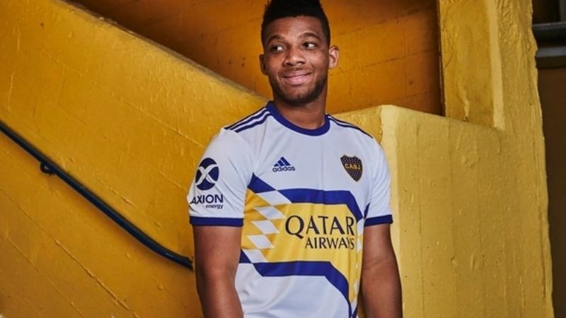Boca presentó la nueva camiseta tras el cambio de marca