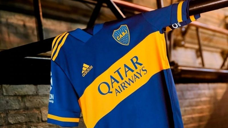 Boca presentó la nueva camiseta tras el cambio de marca