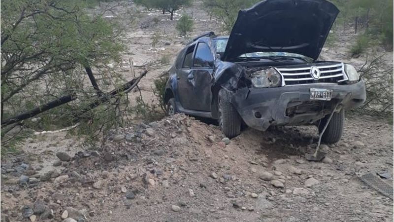 Camioneta con cuatro ocupantes volcó y chocó contra árboles