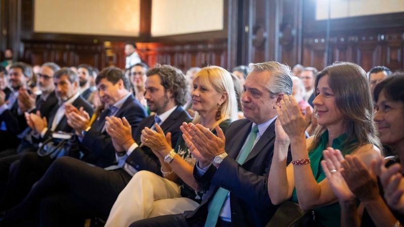 Junto al Presidente, las autoridades del Gobierno se capacitaron en género