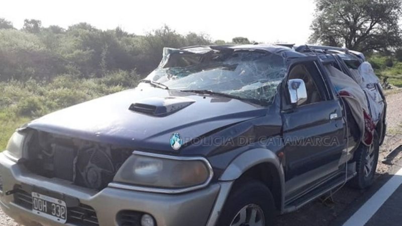 Una camioneta resultó dañada tras volcar en Capayán