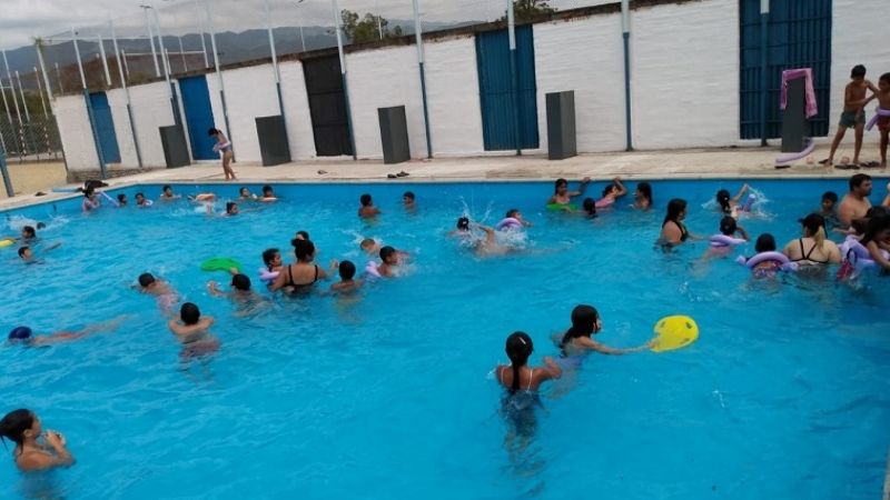 Vecinos disfrutan de las colonias y el Camping Municipal