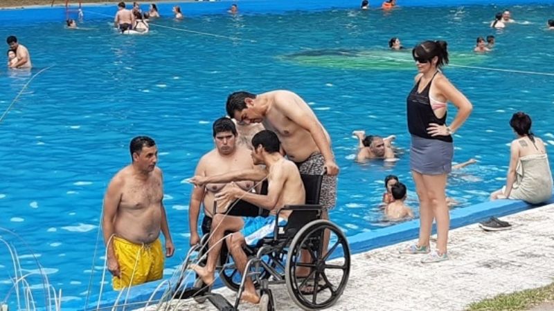 Vecinos disfrutan de las colonias y el Camping Municipal