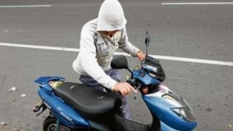 Lo sorprenden robando una moto