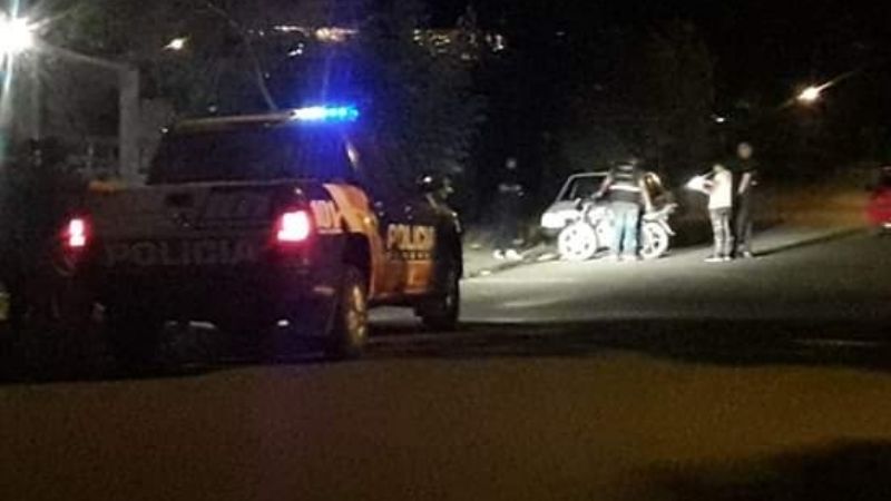 Motociclista chocó contra un auto estacionado