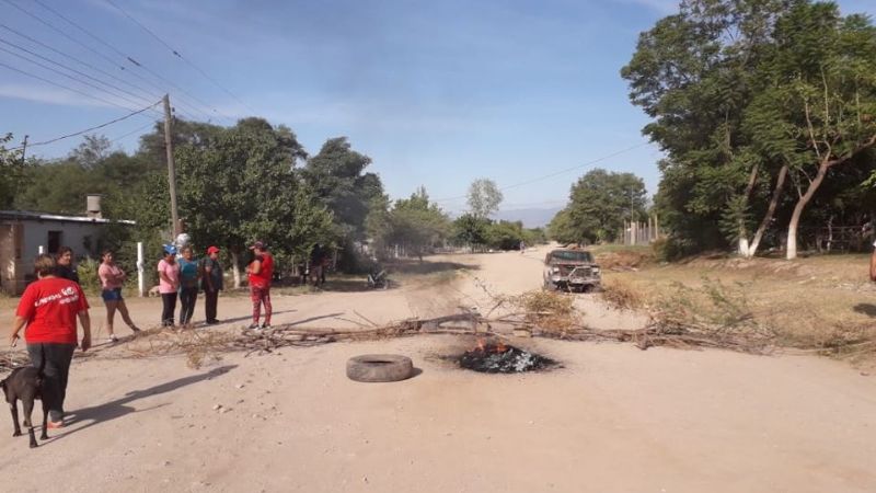 Vecinos cortan la ruta provincial N°47