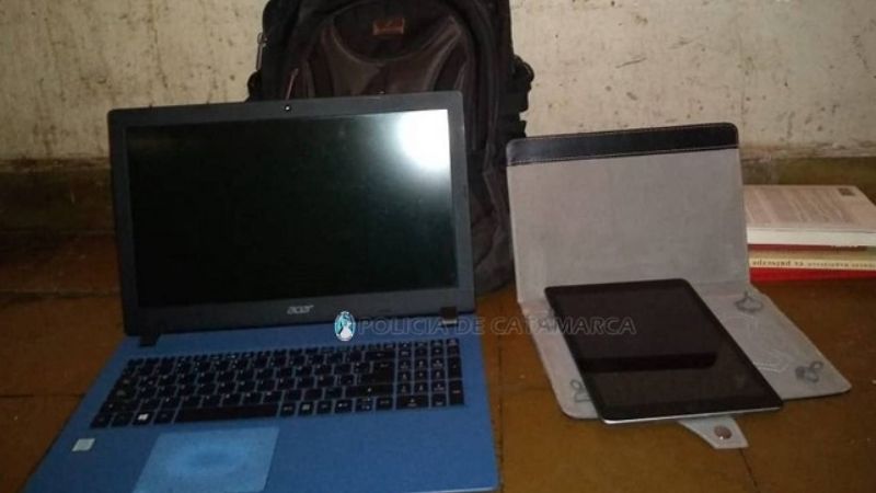 Sorprenden a dos ladrones en el interior de un auto